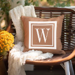 Coussin Terra Cotta et Carré classique blanc Monogramme<br><div class="desc">Concevez votre propre oreiller à projeter sur mesure dans n'importe quelle combinaison de couleurs pour parfaitement coordonner avec votre décor maison dans n'importe quel espace! Utilisez les outils de conception pour modifier la couleur arrière - plan et la couleur de bordure carré, ou ajoutez votre propre texte pour inclure un...</div>