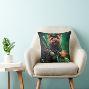 Coussin Tervier australien conduisant un vélo St. Patrick'