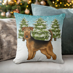 Coussin Tervueren Airedale dans une forêt enneigée en hive