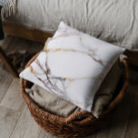 Coussin Texture en marbre blanc et or<br><div class="desc">Marbre blanc aux accents or et veines grises,  design chic et moderne.</div>