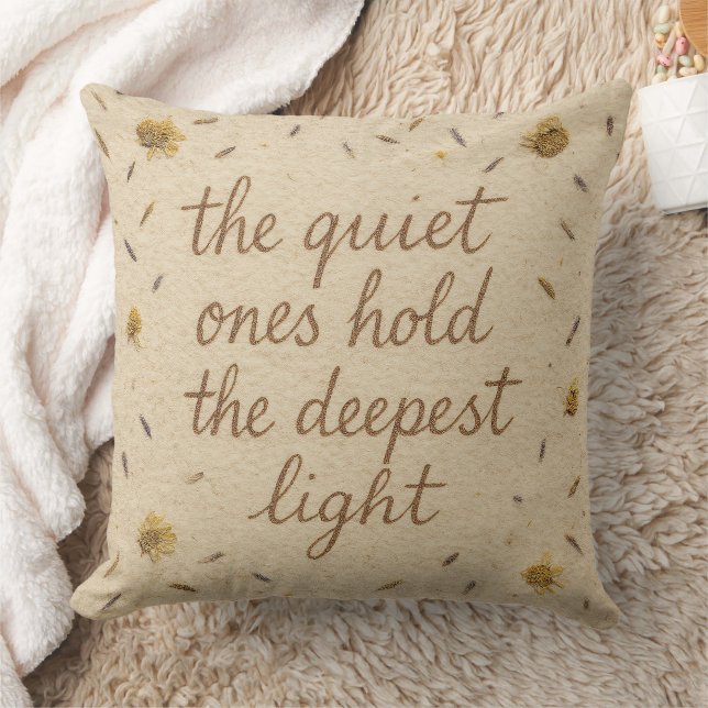 Coussin The Quiet Ones Hold the Deepest Light Throw Pillow (Couverture)