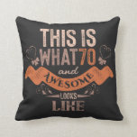 Coussin This is what 70 and awesome looks like quota<br><div class="desc">Décorative vintage retro colors with distressed grungy effect and ornamental vintage shapes. Funny sarcastic 70 years old saying quote with phase This Is What 70 and Awesome Looks quota. Parfait Happy 70th Birthday Venin idea for papa,  maman,  grand-mère,  grand-père,  oncle et aunt.</div>