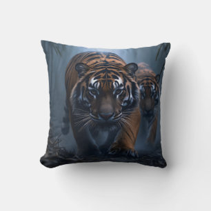 Coussin Tiges majestueux dans une jungle de Foggy