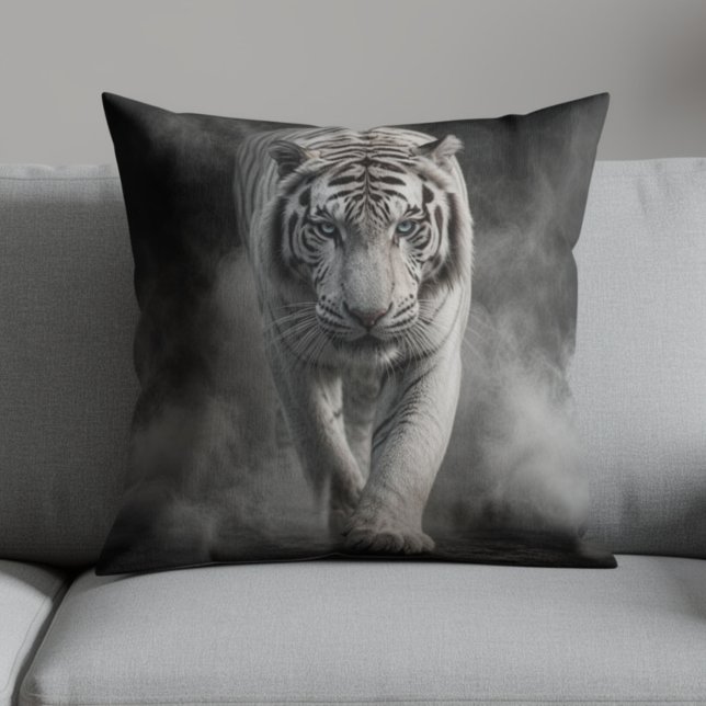 Coussin Tigre blanc marchant à travers la fumée (Créateur téléchargé)