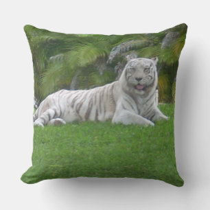Coussin Tigre blanc se reposant dans une herbe verte luxur
