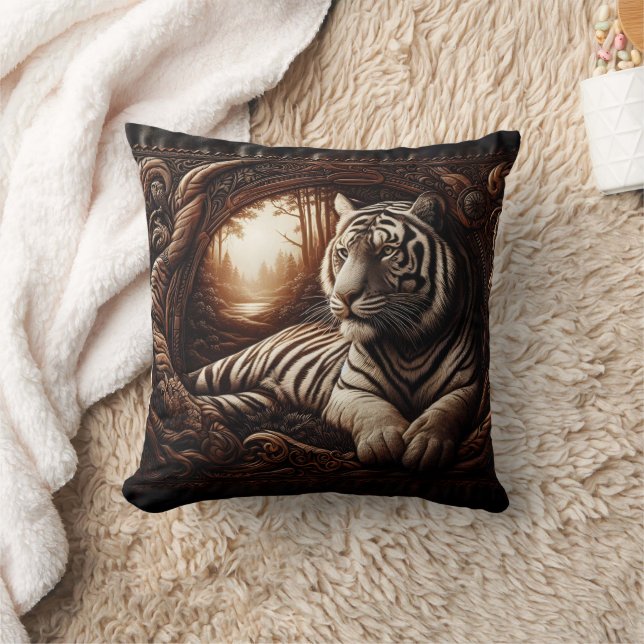 Coussin Tigre du Bengale Se détendre dans le bois à Dusk (Couverture)