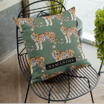 Coussin Tigres d'aquarelle verte tropicale Motif avec nom<br><div class="desc">"Offrez-vous l'élégance sauvage de la nature avec notre Motif Tropical Green Watercolor Tigers. Chaque objet de ce design captivant incarne l'esprit vibrant de la jungle, mêlant verdure luxuriante et majestueuse présence de tigres. Que ce soit pour décorer vos objets de première nécessité ou pour rehausser votre décor, notre collection offre...</div>