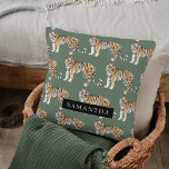 Coussin Tigres d'aquarelle verte tropicale Motif avec nom<br><div class="desc">"Offrez-vous l'élégance sauvage de la nature avec notre Motif Tropical Green Watercolor Tigers. Chaque objet de ce design captivant incarne l'esprit vibrant de la jungle, mêlant verdure luxuriante et majestueuse présence de tigres. Que ce soit pour décorer vos objets de première nécessité ou pour rehausser votre décor, notre collection offre...</div>