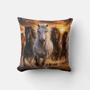 Coussin Timbre Sauvage – Art de Chevaux Majestueux en Cour