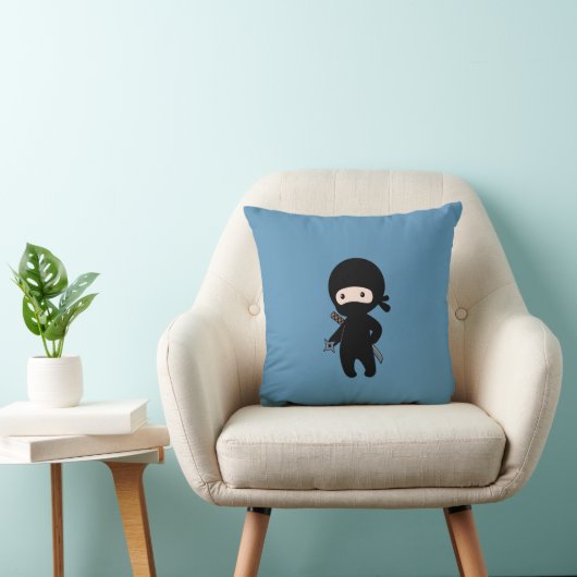 Coussin Tiny Ninja tenant l'étoile au volant sur le bleu (Chaise)