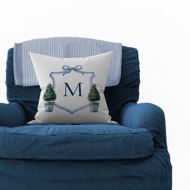 Coussin Topiaire en Chinoiserie avec Blason Monogrammé (Topiary Tree Monogram Crest Pillow)