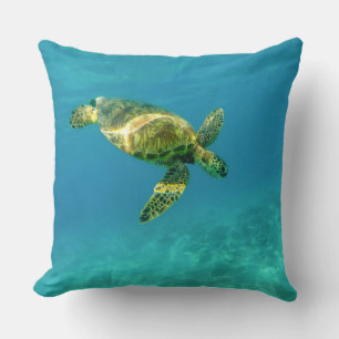 Coussin Tortue de mer nageant dans l'eau turquoise de l'oc