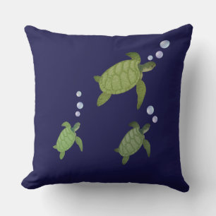 Coussin Tortues de mer nageant sur fond bleu marine