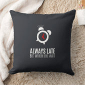 Coussin Toujours En Retard Mais Vaut La Peine D'Attendre (Couverture)
