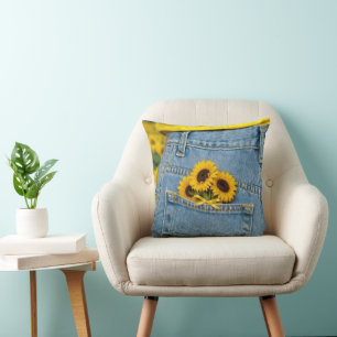 Coussin Tournesols jaunes dans une poche de jeans bleus