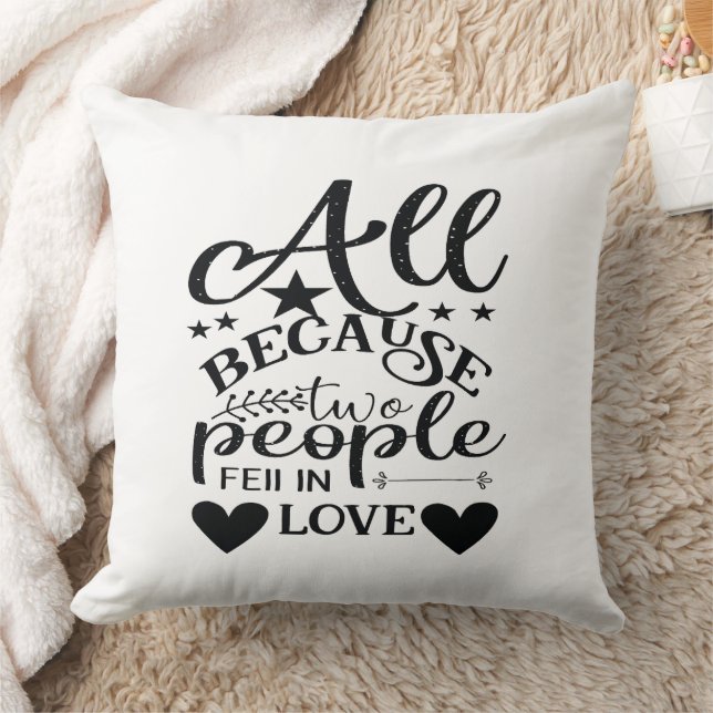 Coussin Tout Ça Parce Que Deux Personnes Sont Tombées Amou (Couverture)