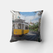 Coussin Tramway jaune rétro dans la rue à Lisbonne, Portug (Verso)