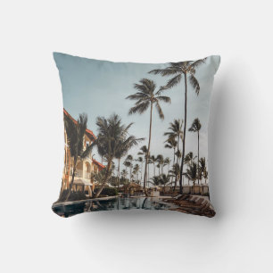 Coussin Transats Brown en bois près de la piscine entourés