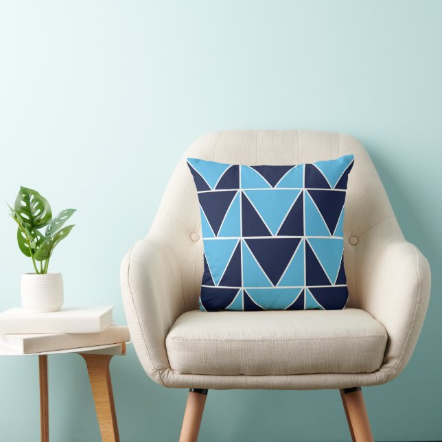 Coussin Triangle géométrique bleu de la marine bleue (Chaise)