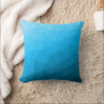 Coussin Triangle motif de maillage géométrique dégradé cya<br><div class="desc">Triangle maillage géométrique avec dégradé bleu foncé clair. motif,  ombre,  maillage,  triangles,  géométrie,  géométrique,  dégradé,  cool,  triangle,  clair,  bleu,  cyan</div>