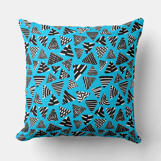 Coussin Triangles 240121 - Noir et Blanc sur Sky Blue (Recto)