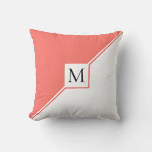 Coussin Triangles de corail vivant et monogramme moderne