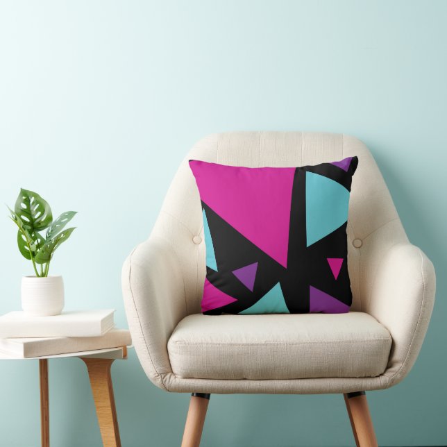 Coussin Triangles en rose, violet, bleu et noir (Chaise)