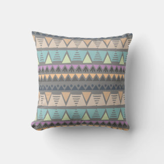 Coussin Triangles et bandes géométriques indiens modernes