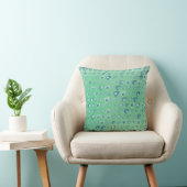 Coussin Triangles verts et sarcelles sur fond vert clair (Chaise)