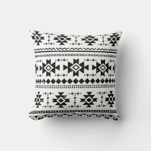 Coussin Tribal aztec, arrière - plan blanc vintage.