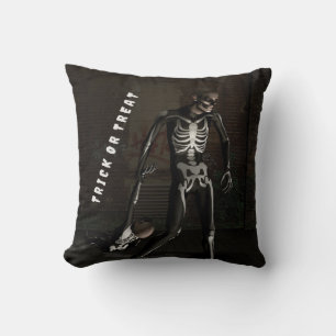 Coussin Trick or Treat. Homme déguisé en squelette