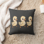 Coussin Trois Canetons Marchant en Rangée – Mignon (Couverture)