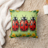 Coussin Trois coccinelles adorables entourées de fleurs (Couverture)