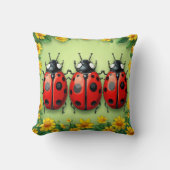 Coussin Trois coccinelles adorables entourées de fleurs (Recto)