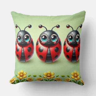 Coussin Trois coccinelles colorées sur fond vert