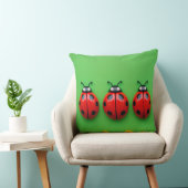 Coussin Trois coccinelles colorées sur fond vert (Chaise)
