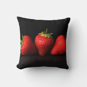 Coussin Trois fraises sur tpa noir