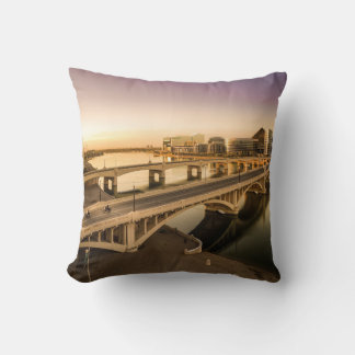COUSSIN TROIS HOMMES SUR MOTOCYCLES TRAVERSANT LE PONT
