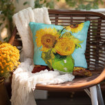 Coussin Trois tournfleurs | Vincent van Gogh<br><div class="desc">Three Sunflowers (1888) de Vincent van Gogh est une vie morte vibrante qui met en valeur les touches épaisses signature de l’artiste et l’utilisation audacieuse de la couleur. Le tableau présente trois tournesols dans un vase simple, leurs pétales dorés qui contrastent avec l'arrière - plan bleu aqua. La palette jaune...</div>
