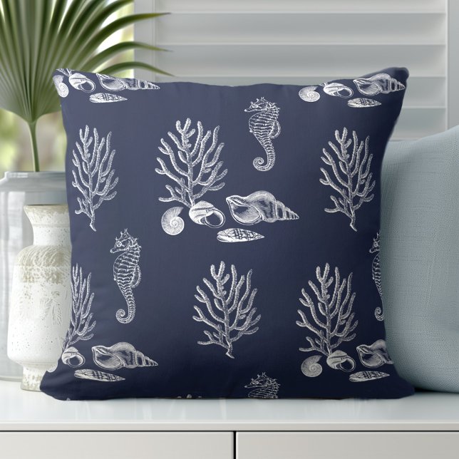 Coussin Tropical Sea Horse Shell Navy Bleu Blanc (Discover Gorgeous Coastal Throw Pillows by Totally Coast.)