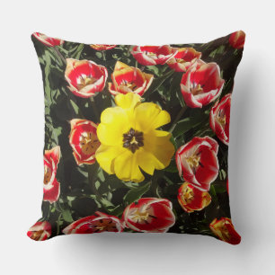 Coussin Tulipe jaune dans le champ de Tulipes rouges Jeter