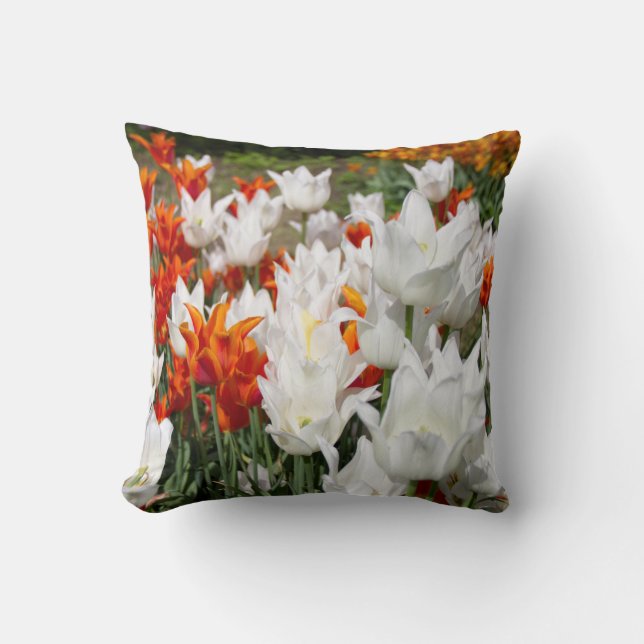 Coussin Tulipes blanches et gingembre dans le jardin (Recto)