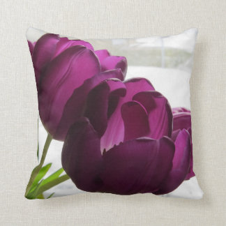 Coussin Tulipes pourpres avec le rond arrière de Milou