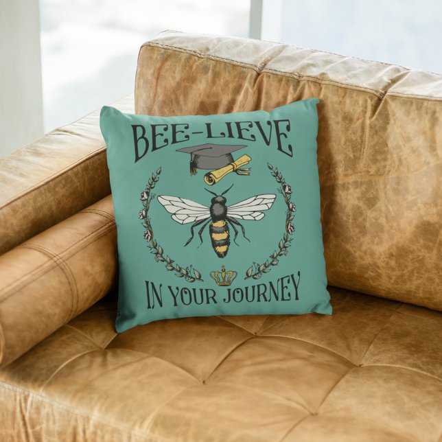 Coussin Turquoise Levier d'abeille dans votre voyage Garde (Trendy Teal "Bee-lieve in Your Journey" Hand-drawn Graduation Art with Custom Photo & Text on back.)