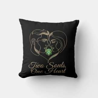 Coussin Two Souls, One Heart – Elegant Romantic Line Art