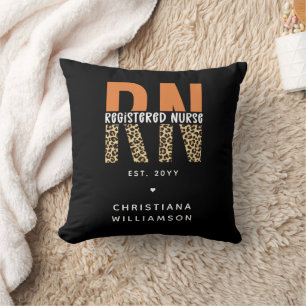 Coussin Typographie du léopard de l'infirmière autorisée
