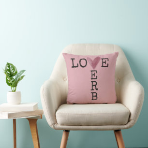 Coussin Typographie Love Is a Verb – Cœur aquarelle