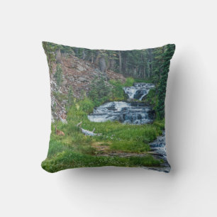 Coussin Un canard repose sur une rivière en cascade