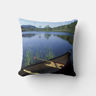 Coussin Un canoë repose sur la rive du Little Long Pond