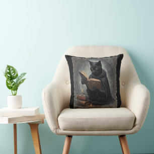 Coussin Un chat noir portant une cape étudiant Halloween